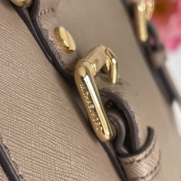 New! Micheal kors Bedford' Saffiano Leather satchel - Picture 6 of 9